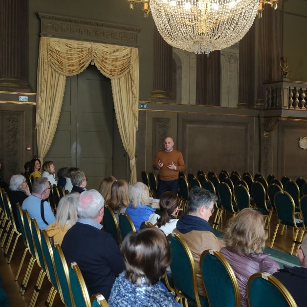 Giornata mondiale del teatro 2025, grande successo di pubblico per le visite guidate al Filarmonico