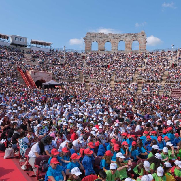 In Arena 830 bambini cantano il Va' Pensiero nel primo evento dedicato alle famiglie il 10 maggio 2025