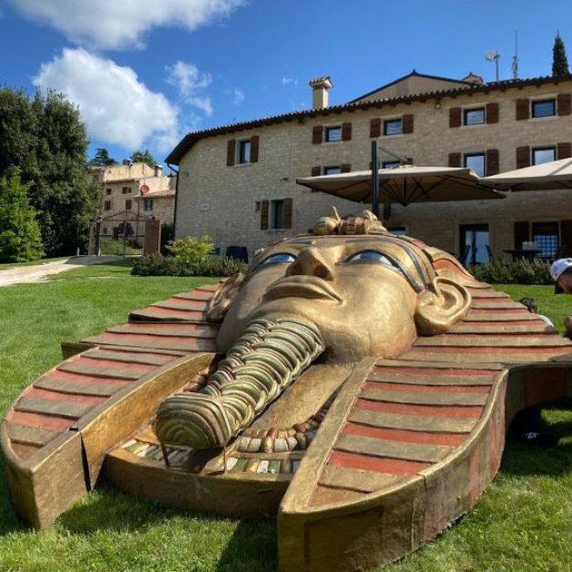 Tra viti e voci. L'opera accompagna le degustazioni in cantina