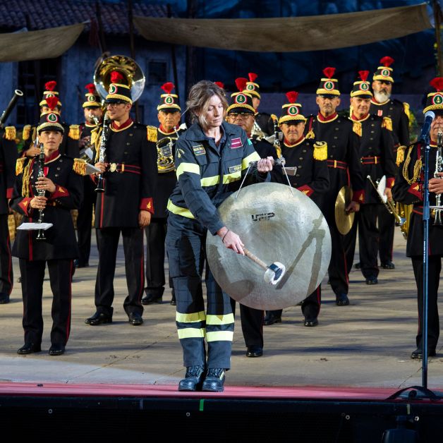 La banda musicale Vigili del fuoco sul dell'Arena di Verona Opera Festival prima di Carmen, 18 luglio 2025