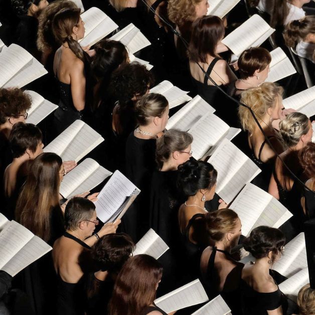 Carmina Burana in der Arena. 400 Künstlerinnen und Künstler auf der Bühne: Orchester, Chor, Kinderchor und Solisten