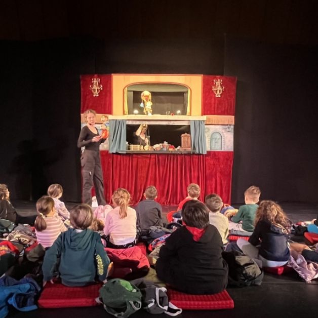 Bambini e famiglie a teatro. Marionette e ombre raccontano Il notturno... con Brio sabato 20 dicembre 2025