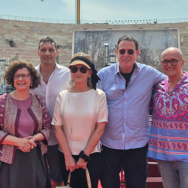 Die Arena di Verona Feiert Puccini mit der Neuen Bohème. Regie von Alfonso Signorini